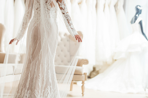 Vista recortada de la novia en vestido de encaje en el salón de boda photo
