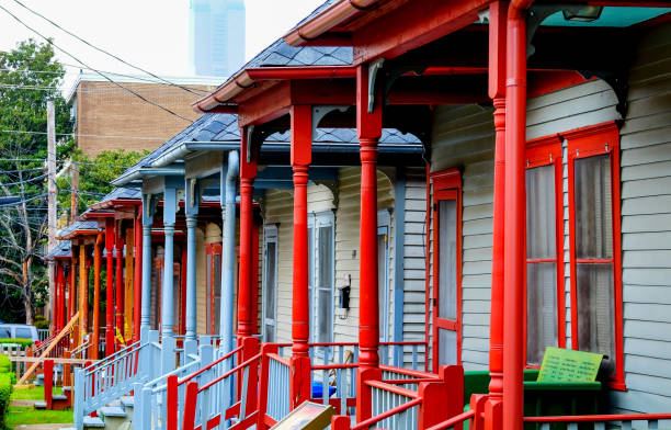 una fila de colores porches de casas de madera - eco tourism fotografías e imágenes de stock