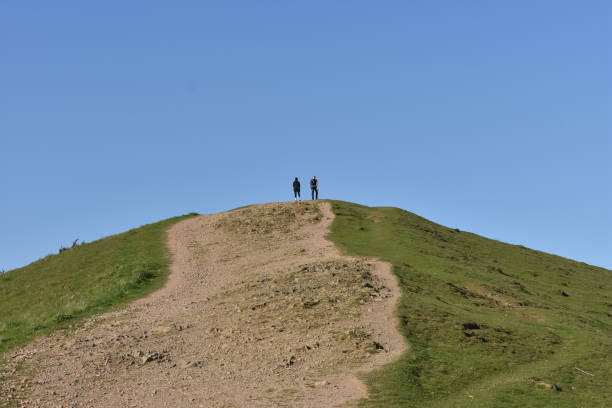 マルバーンの範囲で丘の上でカップル - non urban scene england rural scene hill range ストックフォトと画像