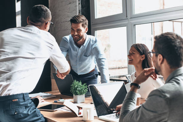 cieszę się, że pracujesz z tobą! - business teamwork meeting business person zdjęcia i obrazy z banku zdjęć