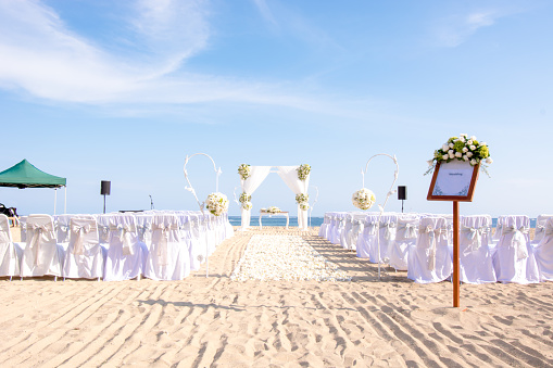 A wedding with a blue sea and sky, a clean sense of white image.