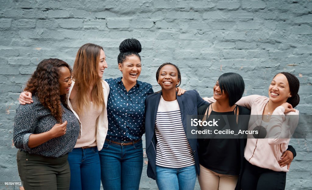 Glück passiert, wenn wir zusammenstehen - Lizenzfrei Frauen Stock-Foto