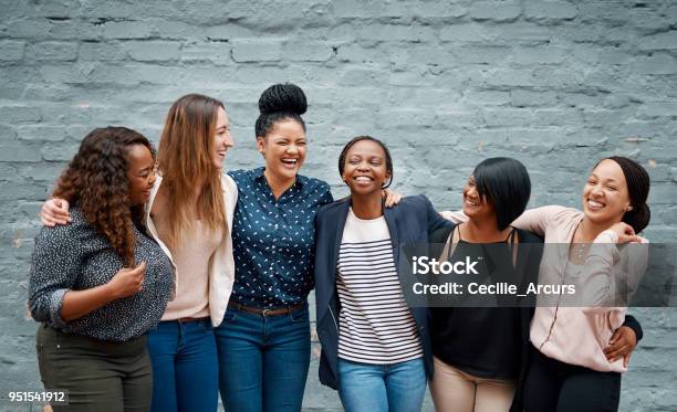 Glück Passiert Wenn Wir Zusammenstehen Stockfoto und mehr Bilder von Frauen - Frauen, Nur Frauen, Menschengruppe