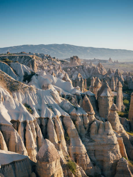 valle de amor goreme capadocia - goreme rural scene sandstone color image fotografías e imágenes de stock