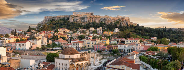 panoramiczny widok na stare miasto w atenach i świątynię partenonu na akropolu - greece acropolis athens greece famous place zdjęcia i obrazy z banku zdjęć