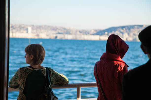 libertäre und religiöse frauen in der fähre izmir, türkei - libertarian stock-fotos und bilder