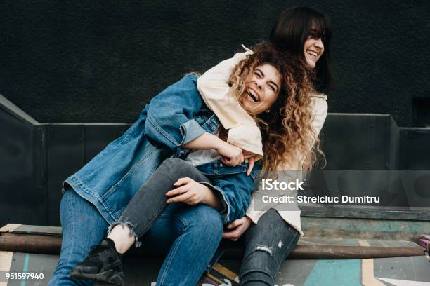 Dos Hermosas Chicas Caucásicas Divertirse Riendo Abrazando Foto de stock y más banco de imágenes de Hermana