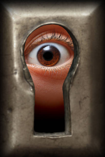 œil en trou de serrure - keyhole peeking human eye curiosity photos et images de collection
