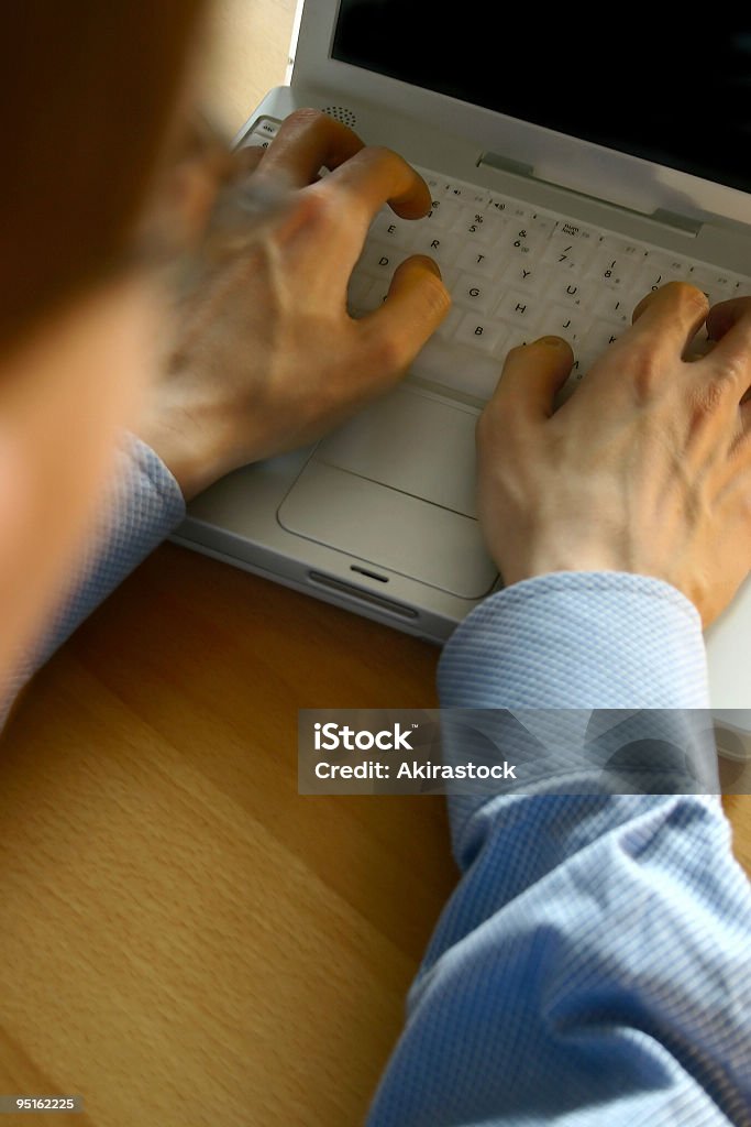 Digitando em um laptop-Foco Suave - Foto de stock de Adulto royalty-free