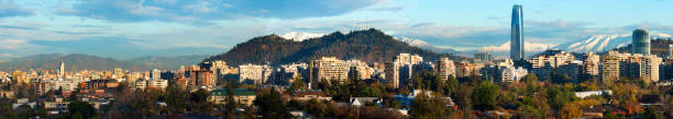 パノラマに広がる眺めをもつ サンティアゴ デ チリ - チリ サンティアゴ ストックフォトと画像