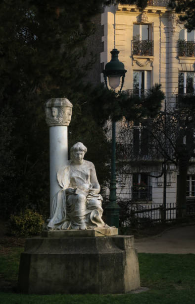 estátua no arenes de lutece, ao lado, rue monge, paris - arenes de lutece - fotografias e filmes do acervo