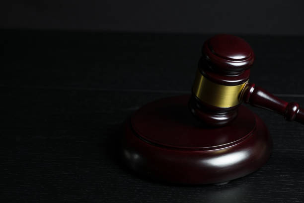 judge gavel on black wooden background - gavel judge human hand court imagens e fotografias de stock