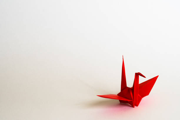 rote origami crane - kranich stock-fotos und bilder