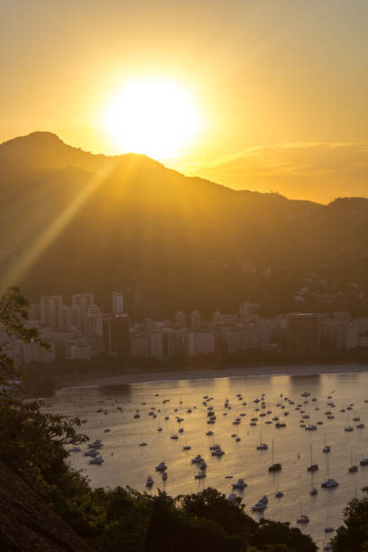 coucher de soleil incroyable dans la baie ville de guanabara de rio de janeiro - sugarloaf mountain flash photos et images de collection