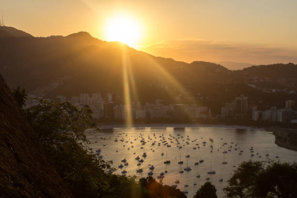 coucher de soleil incroyable dans la baie ville de guanabara de rio de janeiro - sugarloaf mountain flash photos et images de collection