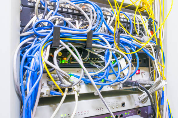 もつれた配線の多くのネットワーク インターフェイス。インターネット機器をラックします。 - messy network server cable computer ストックフォトと画像
