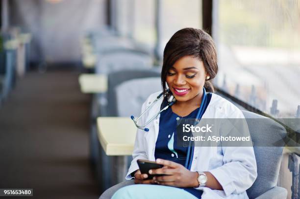 Doctor Americano Africano Mujer Foto de stock y más banco de imágenes de Doctor - Doctor, Teléfono, Teléfono móvil