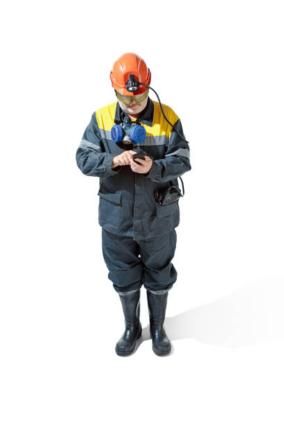 el disparo de estudio de senior barbudo hombre minero en la cámara sobre un fondo blanco - manual worker portrait helmet technology fotografías e imágenes de stock