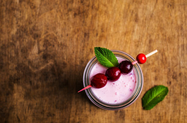milchshake mit cranberry - healthy lifestyle cranberry healthy eating milk shake stock-fotos und bilder