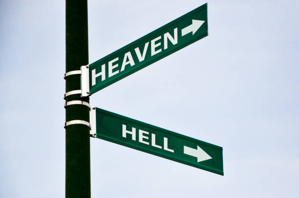 heaven and hell sign - heaven hell road sign sign imagens e fotografias de stock