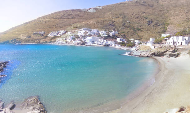 baia di ysternia sull'isola di tinos - majestic landscape arid climate beach foto e immagini stock