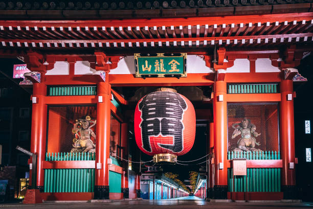 « le temple sensoji » à tokyo asakusa. vue de nuit de « kaminarimon » - kaminarimon gate photos et images de collection