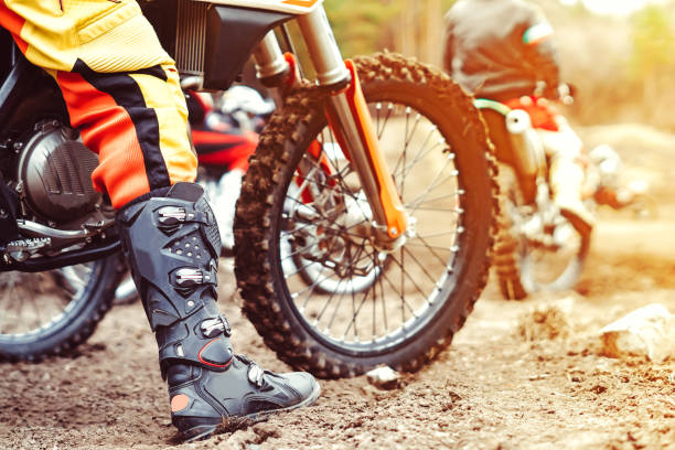 motociclista prima dell'inizio - at the foot of the cross foto e immagini stock