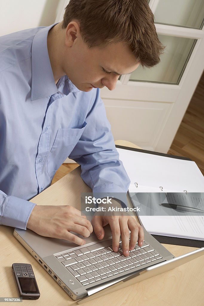 Trabajando en la computadora portátil - Foto de stock de 20 a 29 años libre de derechos