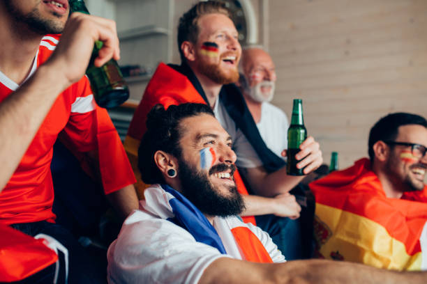 glückliche menschen fussball im fernsehen - frankreich wm stock-fotos und bilder