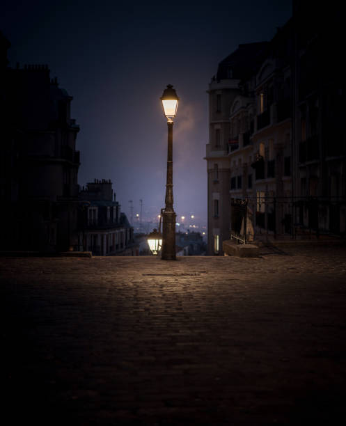 lampadaire de montmartre paris - éclairage public photos et images de collection