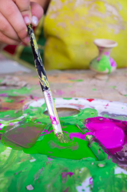 istock Child girl loading with green color her brush 951683488