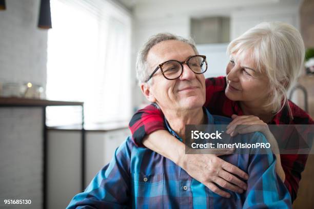 Foto de Mulher Feliz Sênior Abraçando O Marido e mais fotos de stock de Casal Idoso - Casal Idoso, Terceira idade, Felicidade