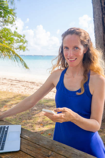 beach office work online from anywhere - escaping the rat race imagens e fotografias de stock