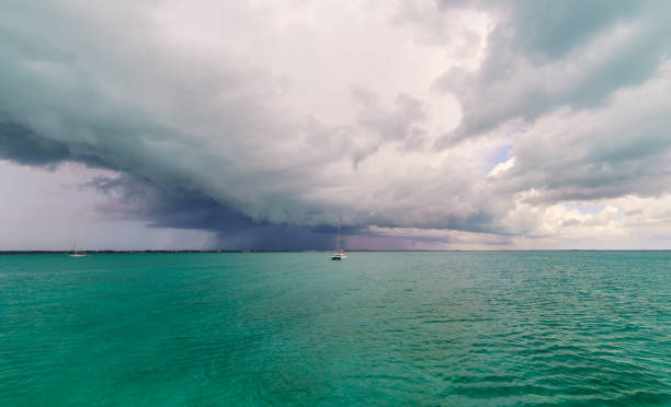 風暴雲信號一艘經過的冰冷的前帆船停泊在巴哈馬 - hurricane florida 個照片及圖片檔
