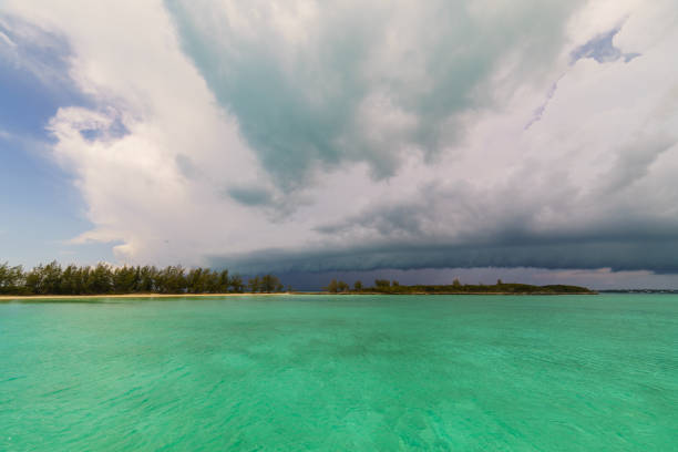 熱帶颮滾動小巴哈馬礁 - hurricane florida 個照片及圖片檔