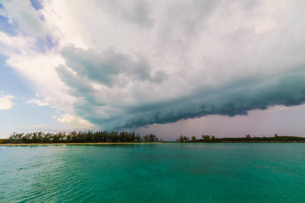 雷暴在熱帶錨地 - hurricane florida 個照片及圖片檔