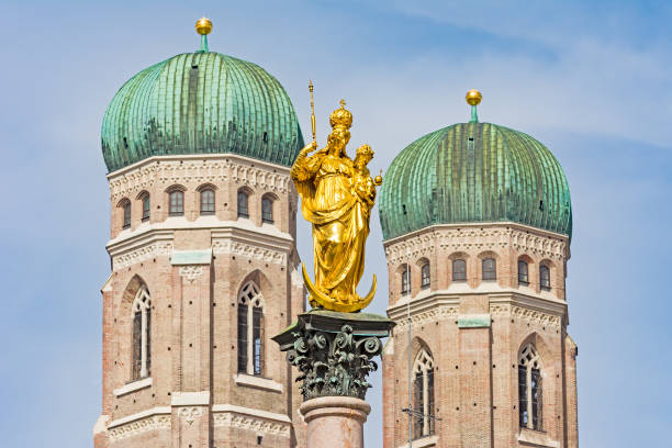 mariensäule und die kathedrale von münchen - cathedral of our lady stock-fotos und bilder