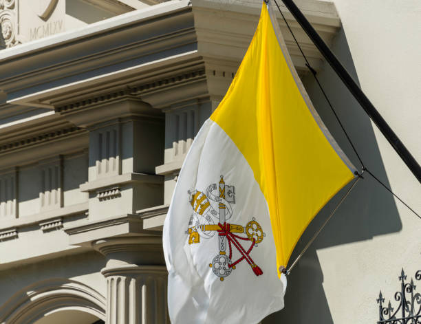 papal flag, cathedral basilica of st. augustine, florida - saint augustine cathedral imagens e fotografias de stock