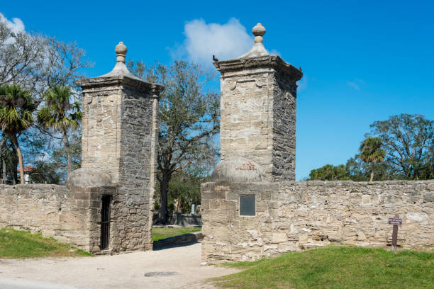 City Gate of St. Augustine, Florida The historic gate to the City of St. Augustine, Florida. Located in northern Florida, it is America’s oldest city. city gate stock pictures, royalty-free photos & images