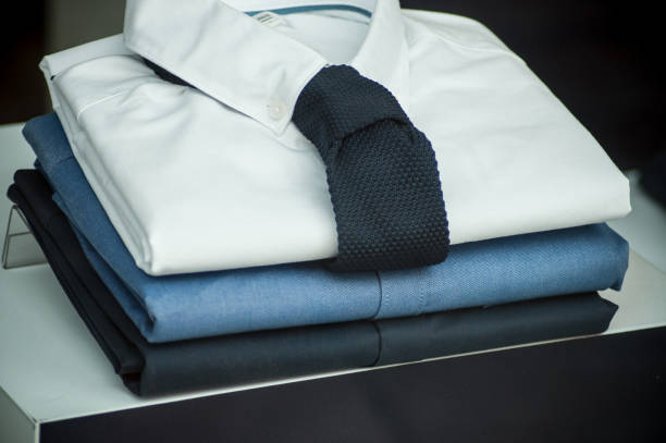 Camisas Y Corbata De La Pila En Una Sala De Exposición De Tienda De Moda Para  Hombres Foto de stock y más banco de imágenes de Doblado - Condición -  iStock