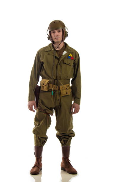 uomo attore in uniforme militare del tankman americano della seconda guerra mondiale in posa su sfondo bianco - 2nd base foto e immagini stock