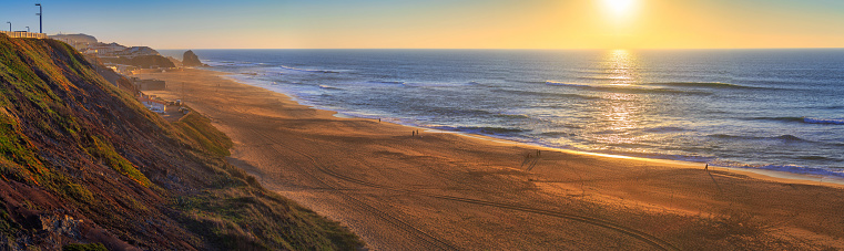Costa de maravilloso romántica puesta de sol paisaje panorámica del océano Atlántico. Ver playa de Mirante de Santa Cruz en temporada baja en tiempo soleado. Pescar es uno de los pescadores de la región. Personas están caminando. Silveira. Portugal photo