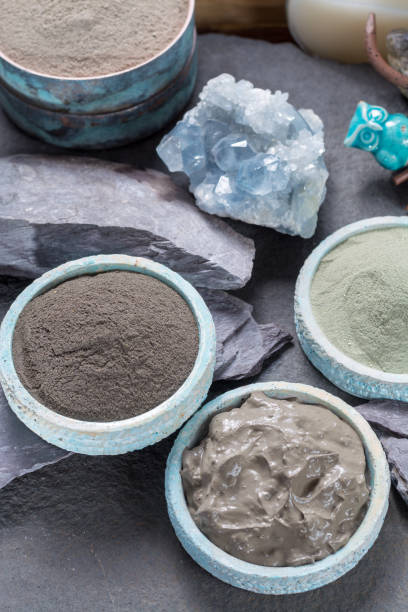 minerais de natureza antiga, diferentes tipos de argila usada para pele, tratamentos de spa, máscaras faciais, cinza, preto, verde e azul da lama, close-up - mud spa treatment health spa massaging - fotografias e filmes do acervo