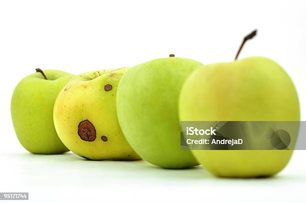 Rotten Apple Entre Aqueles Perfeito - Fotografias de stock e mais imagens de Fruta - Fruta, Fundo Branco, Sarapintado