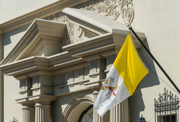 papal flag, cathedral basilica of st. augustine, florida - saint augustine cathedral imagens e fotografias de stock