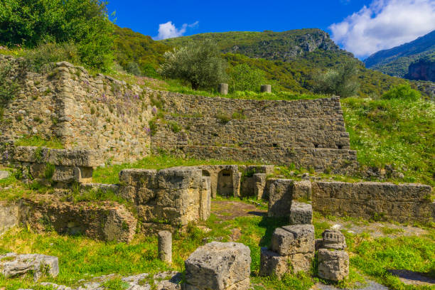 древний город гортыс (гортына) расположен в долине реки лузиос в аркадии пелопоннесской греции. древний гортыс был известен своим храмом ас - gortina стоковые фото и изображения