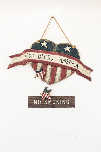 un dio benedica l'america più nessun cartello fumante appeso a un muro in un hamburger, kanab, utah. - bible american flag flag old fashioned foto e immagini stock