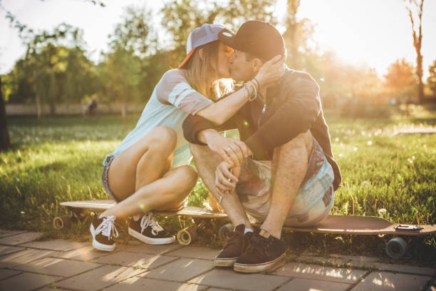 istock Kissing skateboarders 951727904