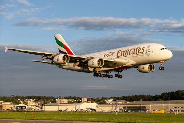 linie lotnicze emirates airbus a380 - emirates airline zdjęcia i obrazy z banku zdjęć