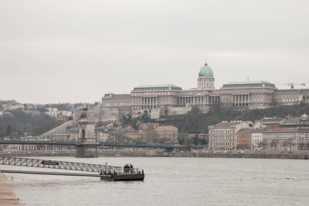 budaer burg gesehen von pest mit der donau vor.  das schloss ist der historische palast komplex der ungarischen könige - nobility royal palace of buda budapest palace stock-fotos und bilder